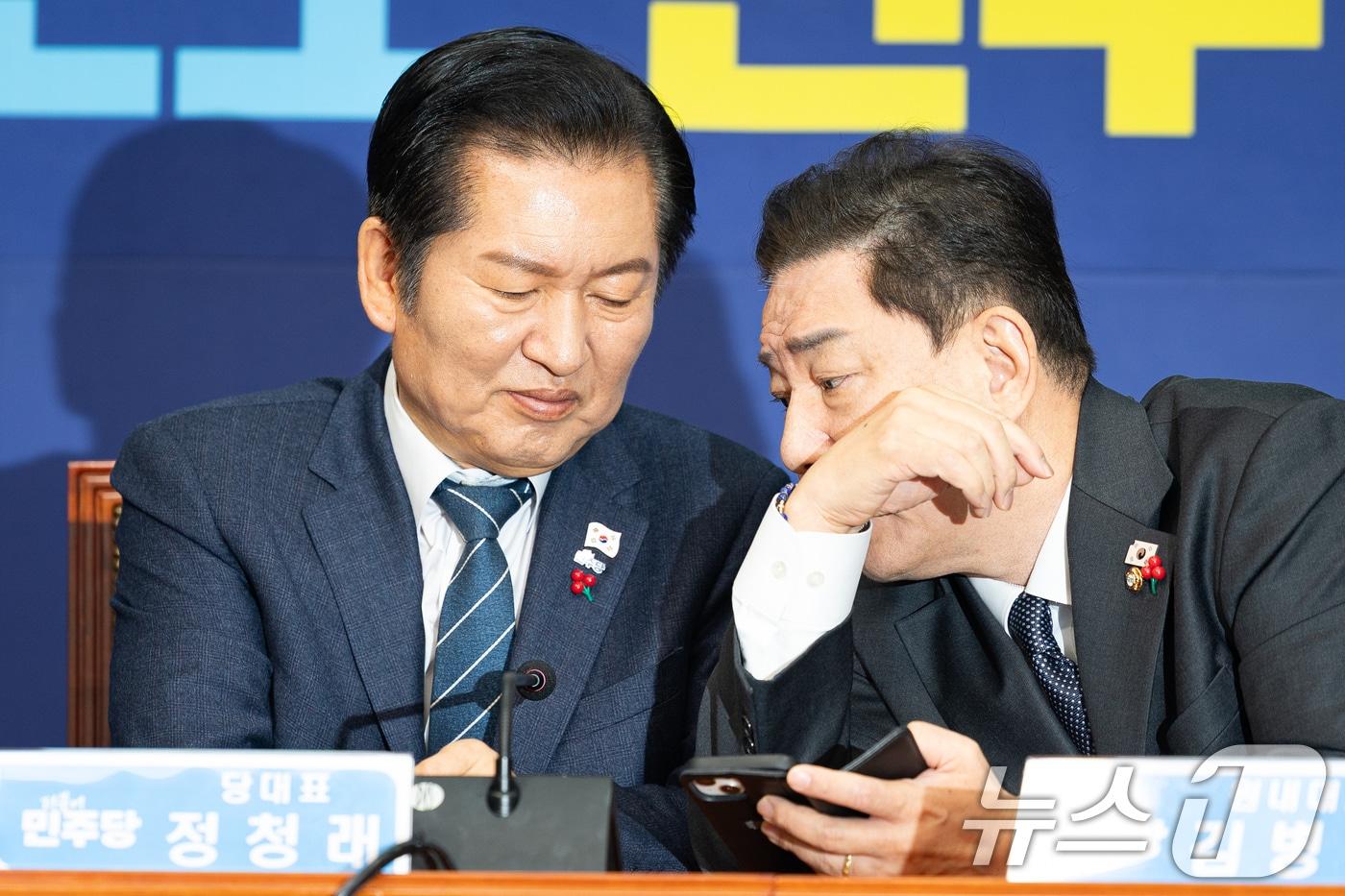 정청래 더불어민주당 대표와 김병기 원내대표가 지난 15일 서울 여의도 국회에서 열린 최고위원회의에서 대화하고 있다. 2025.12.15/뉴스1 ⓒ News1 유승관 기자