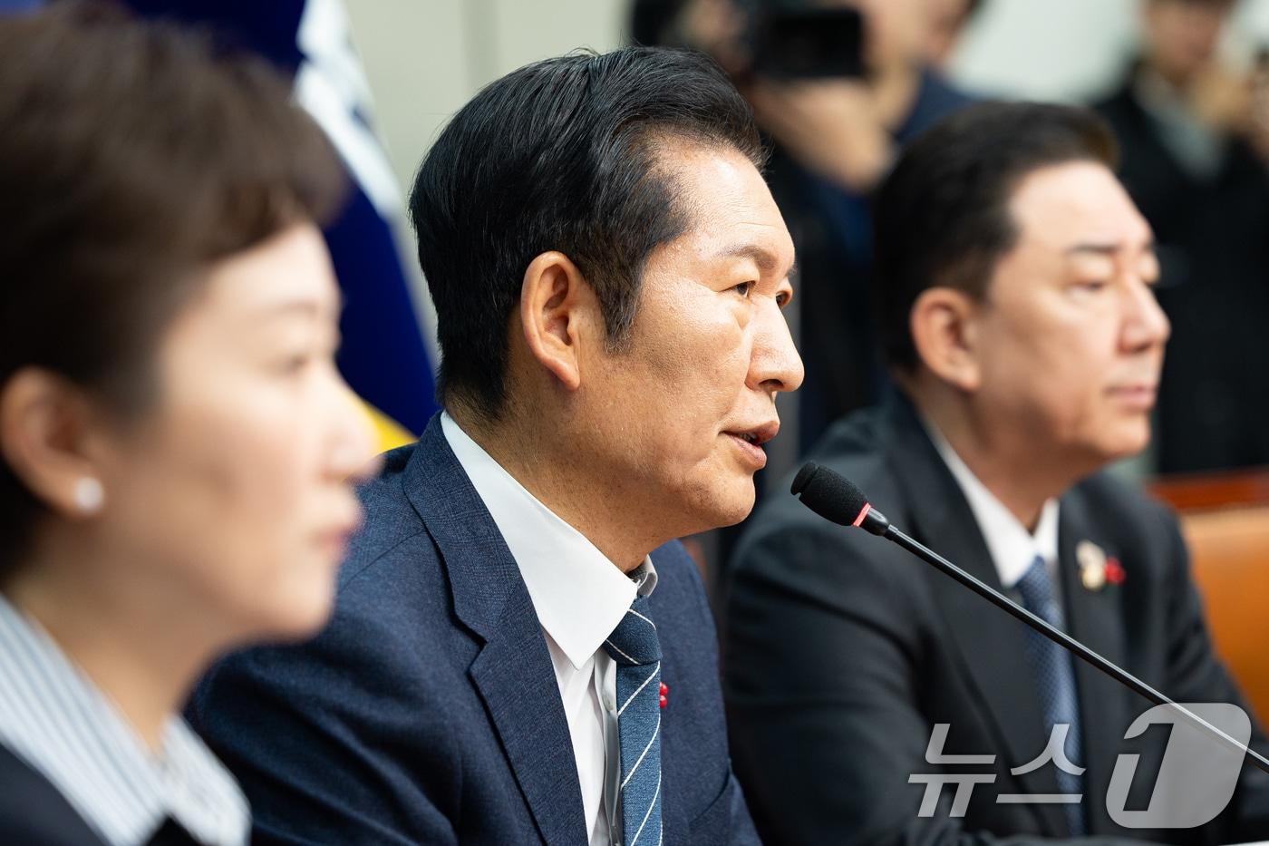 정청래 더불어민주당 대표가 15일 서울 여의도 국회에서 열린 최고위원회의에서 모두 발언을 하고 있다. 2025.12.15/뉴스1 ⓒ News1 유승관 기자