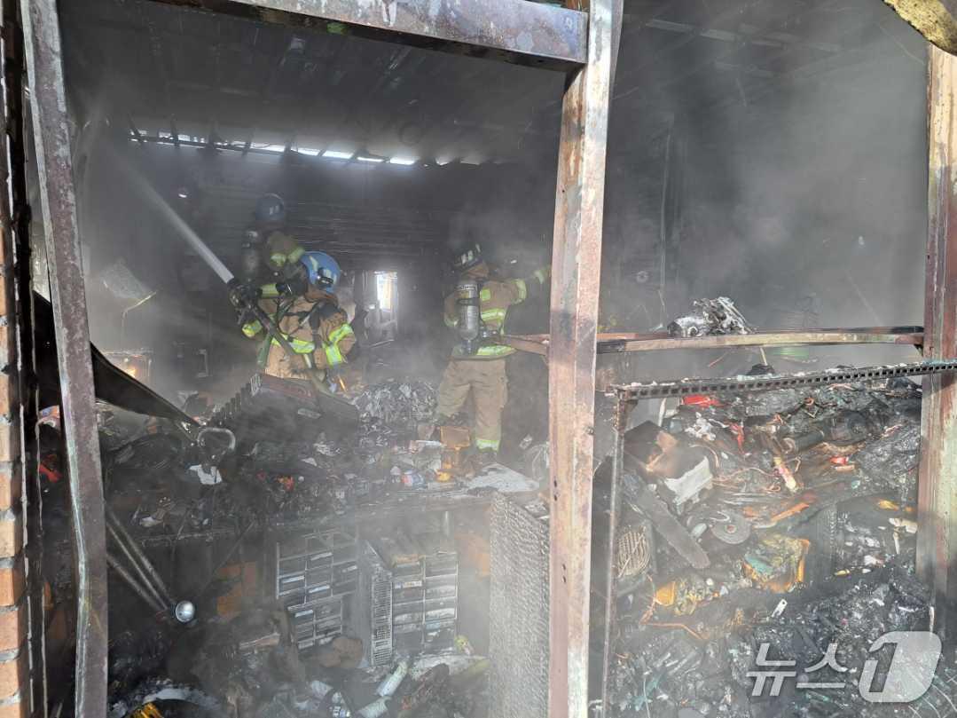 본문 이미지 - 강원 원주 태장동 기계상사 화재 현장.(강원도소방본부 제공, 재판매 및 DB금지)