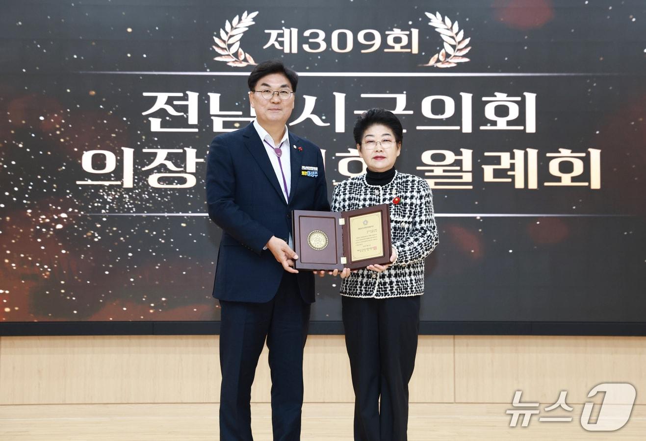 본문 이미지 - 백인숙 여수시의장이 지난 12일 대한민국지방의정봉사상을 받고 기념사진을 촬영하고 있다.(백인숙 의장 제공. 재판매 및 DB금지)