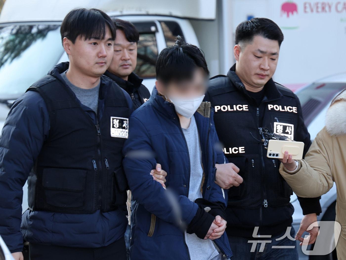 본문 이미지 - 어머니를 무차별 폭행해 숨지게 한 20대 이 모씨가 15일 오전 서울 양천구 서울남부지방법원에서 열린 구속 전 피의자 심문(영장실질심사)에 출석하고 있다. 2025.12.15/뉴스1 ⓒ News1 황기선 기자