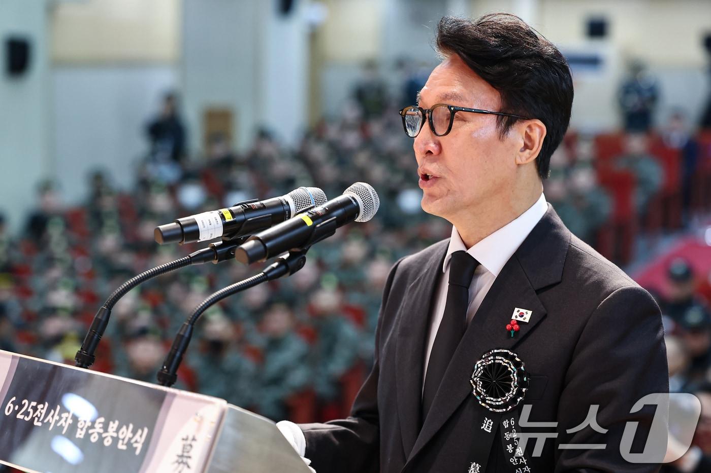 김민석 국무총리가 15일 오전 서울 동작구 국립서울현충원 현충관에서 엄수된 2025년 6·25 전사자 합동봉안식에서 추모사를 하고 있다. 2025.12.15/뉴스1 ⓒ News1 김도우 기자