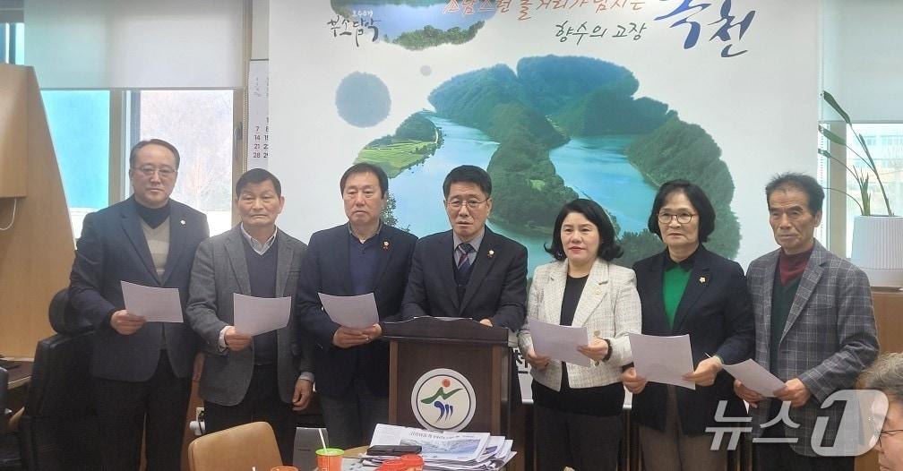 본문 이미지 - 15일 옥천군의원들이  농어촌 기본소득 시범사업 국비 지원 확대를 촉구하고 있다. /뉴스1 