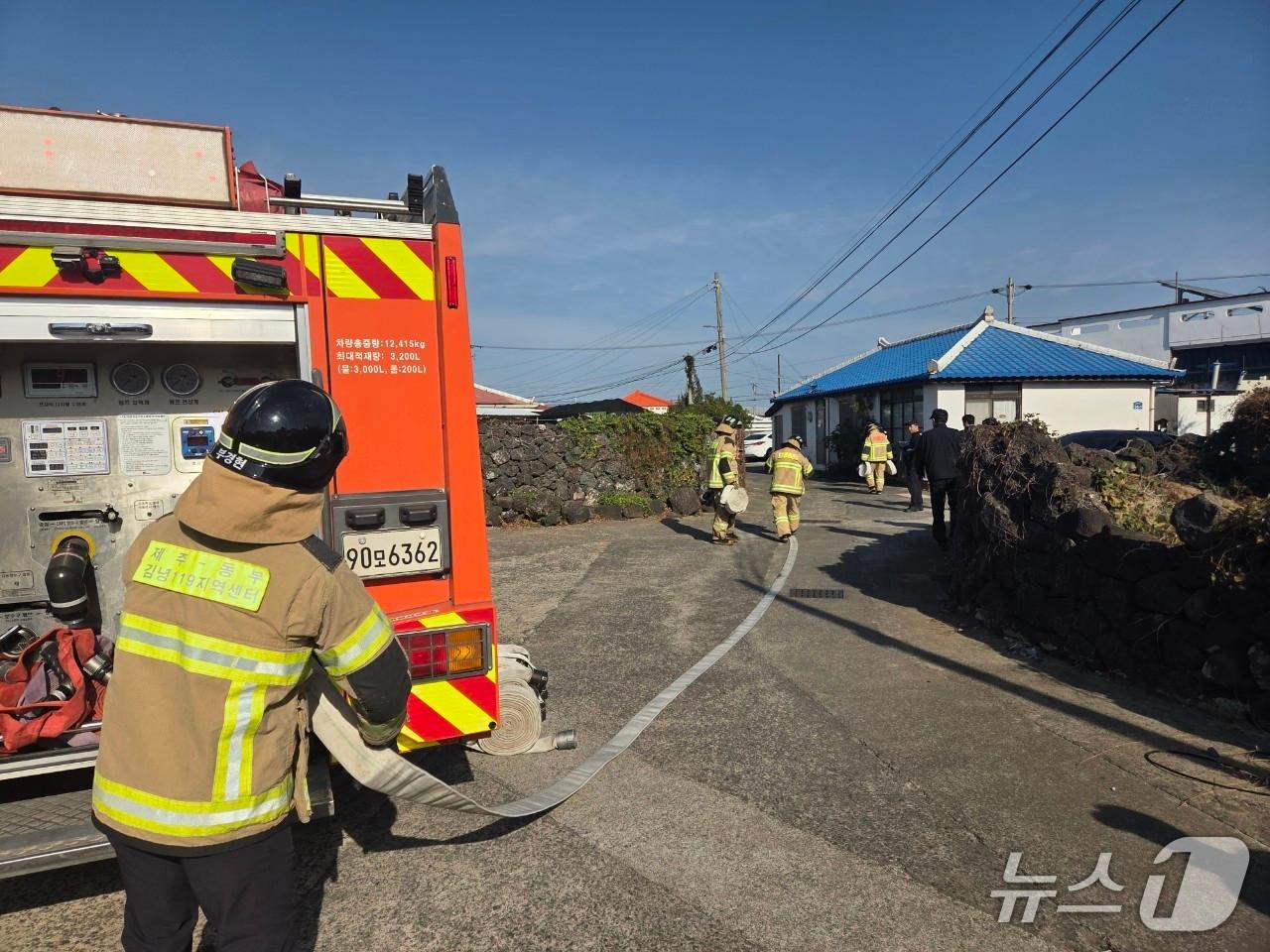 본문 이미지 - 지난 10일 제주시 구좌읍 김녕리 마을 안길에서 진행된 가상 화재 진압훈련.(제주동부소방서 제공. 재판매 및 DB 금지)