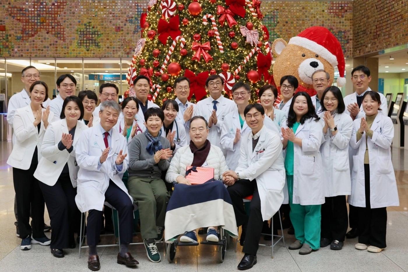 서울아산병원 장기이식센터 폐이식팀 의료진이 300번째 폐이식 환자(앞줄 왼쪽 세 번째)의 성공적인 수술과 회복을 축하하며 지난 9일 기념사진을 찍고 있다.(서울아산병원 제공)