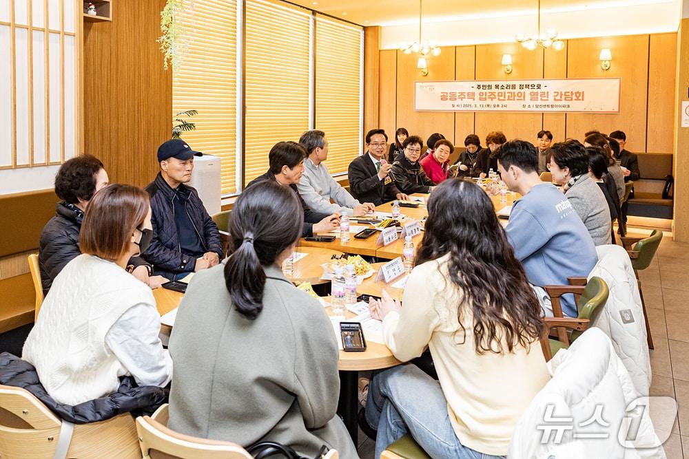 본문 이미지 - 최호권 영등포구청장은 관내 공동주택 18개 단지를 직접 찾아 '공동주택 입주민 열린간담회'를 열었다.(영등포구 제공)