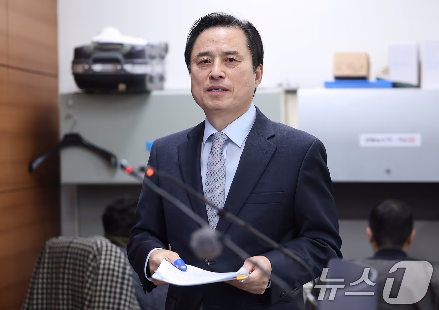 조은석 특별검사가 15일 서울 서초구 서울고검에서 12·3 비상계엄 사태 관련 내란·외환 사건 최종 수사 결과를 발표하기 위해 기자실로 들어서고 있다. (공동취재) 2025.12.15/뉴스1 ⓒ News1 박지혜 기자