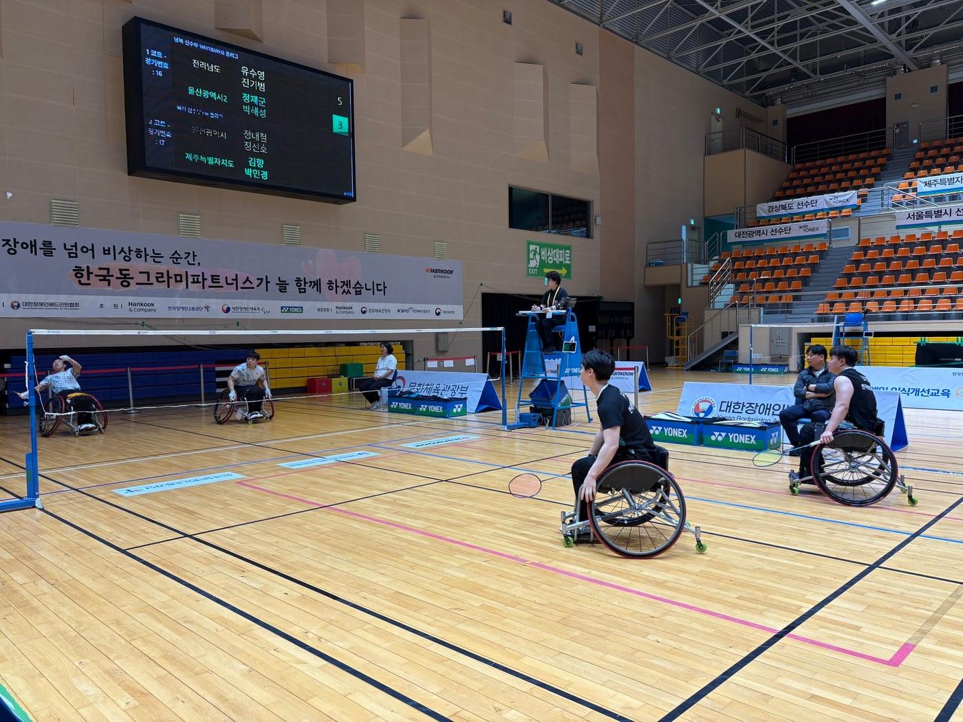 본문 이미지 - 장애인배드민턴 대회 중 휠체어(WH1-WH2 남자복식) 경기 모습. (KT스카이라이프 제공)