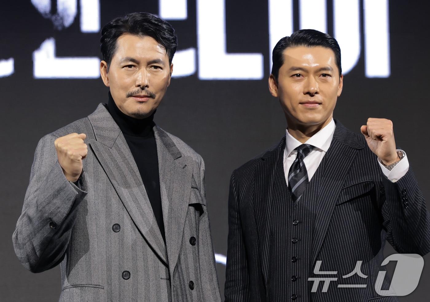 배우 현빈과 정우성(오른쪽)이 15일 서울 강남구 그랜드 인터컨티넨탈 파르나스에서 진행된 디즈니+ 오리지널 시리즈 '메이드 인 코리아' 제작발표회에 참석해 포즈를 취하고 있다. '메이드 인 코리아'는 1970년대 혼란과 도약이 공존했던 대한민국, 국가를 수익모델로 삼아 부와 권력의 정점에 오르려는 사내 백기태(현빈 분)와 그를 끝까지 추적하는 검사 장건영(정우성 분)이 시대를 관통하는 거대한 사건들과 직면하는 이야기를 그린 작품이다, 2025.12.15/뉴스1 ⓒ News1 권현진 기자