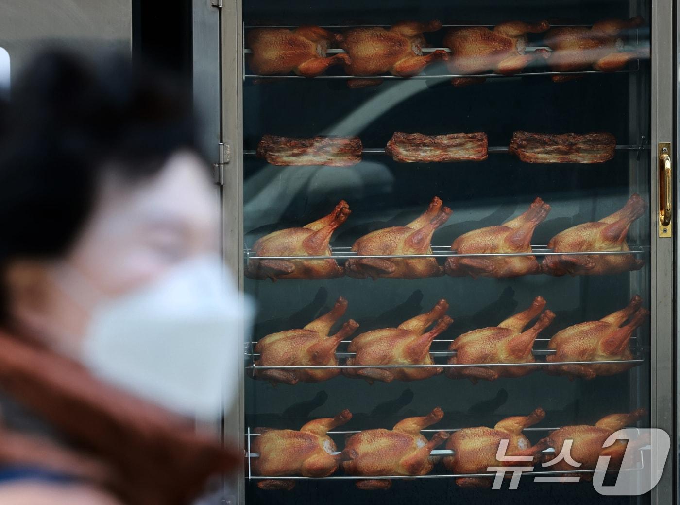 본문 이미지 - 서울 시내의 한 치킨매장 앞으로 시민이 지나가고 있다. 2025.12.15 ⓒ 뉴스1 이호윤 기자