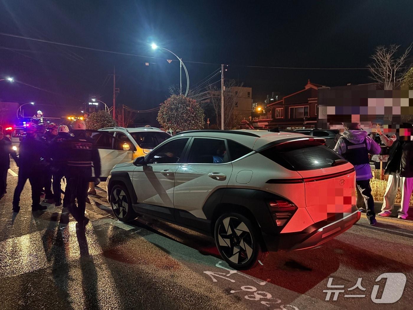 본문 이미지 - 지난 14일 오후 7시 4분께 부안군 부안읍의 한 도로에서 코나 차량이 역주행하다 마주오던 투싼 SUV차를 들이받았다.(전북소방본부 제공. 재판매 및 DB 금지)