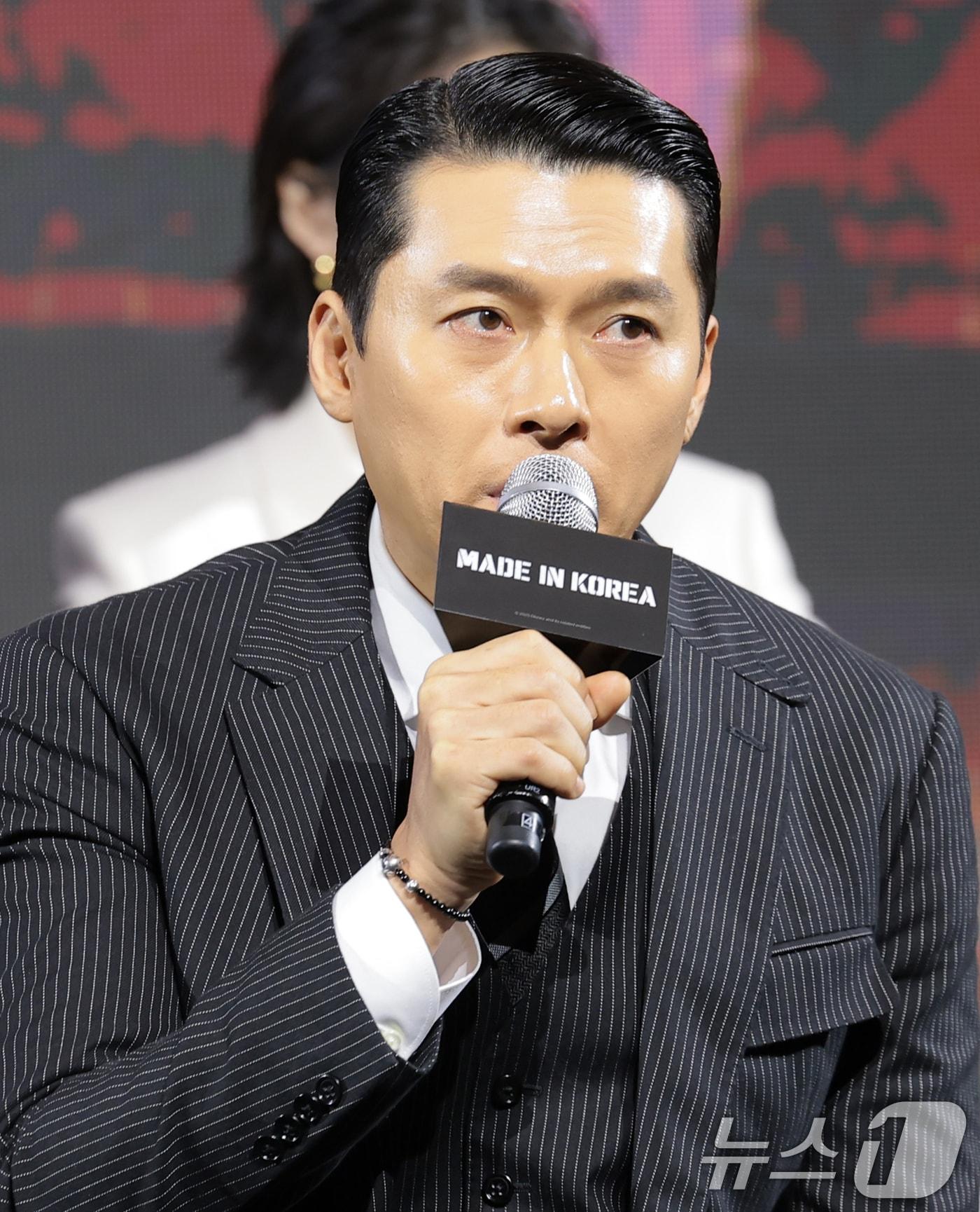 본문 이미지 - 배우 현빈이 15일 서울 강남구 그랜드 인터컨티넨탈 파르나스에서 진행된 디즈니+ 오리지널 시리즈 '메이드 인 코리아' 제작발표회에 참석해 캐릭터 소개를 하고 있다. '메이드 인 코리아'는 1970년대 혼란과 도약이 공존했던 대한민국, 국가를 수익모델로 삼아 부와 권력의 정점에 오르려는 사내 백기태(현빈 분)와 그를 끝까지 추적하는 검사 장건영(정우성 분)이 시대를 관통하는 거대한 사건들과 직면하는 이야기를 그린 작품이다, 2025.12.15/뉴스1 ⓒ News1 권현진 기자