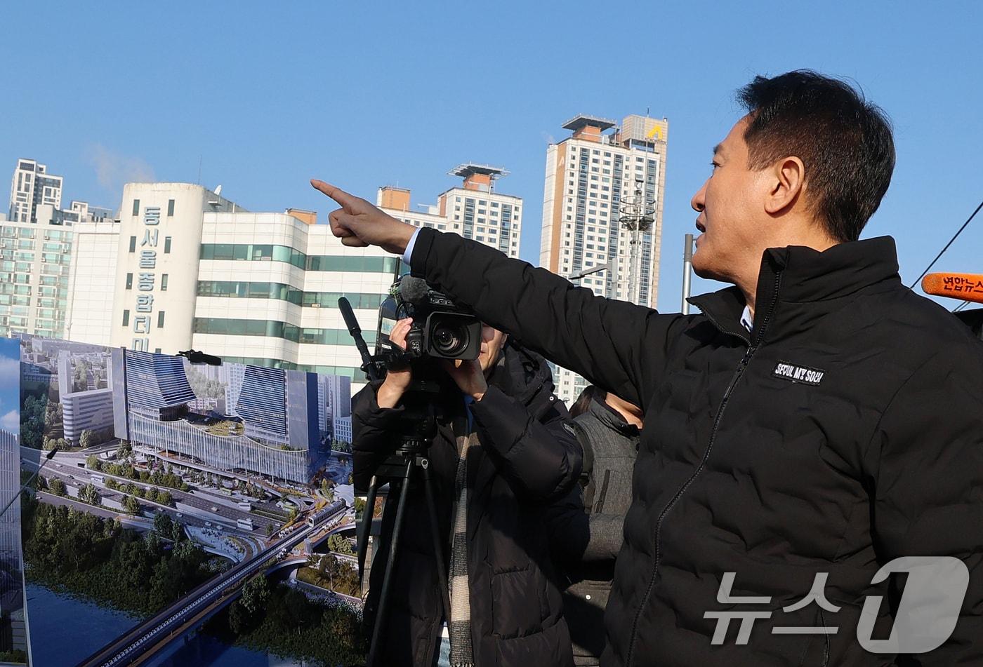 오세훈 서울시장이 15일 오전 현대화 사업을 추진 중인 서울 광진구 동서울터미널 방문해 사업 추진 계획을 보고받고 있다. 서울시는 2026년 착공을 목표로 노후한 동서울터미널을 여객·업무·판매·문화를 아우르는 지하 7층~지상 39층 규모의 초대형 복합교통허브로 조성할 계획이다. 2025.12.15/뉴스1 ⓒ News1 오대일 기자