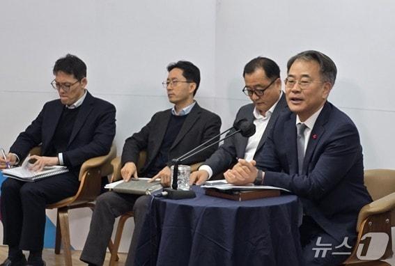 본문 이미지 - 15일 세종시청에서 브리핑하는 최형욱 행복청 차장. (오른쪽) / 뉴스1