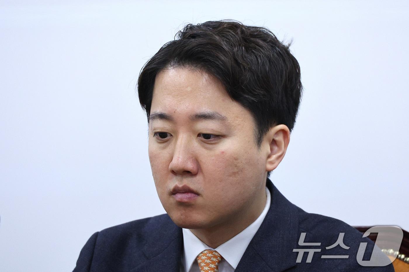 이준석 개혁신당 대표가 15일 서울 여의도 국회에서 열린 최고위원회의에서 자료를 살펴보고 있다. 2025.12.15/뉴스1 ⓒ News1 신웅수 기자