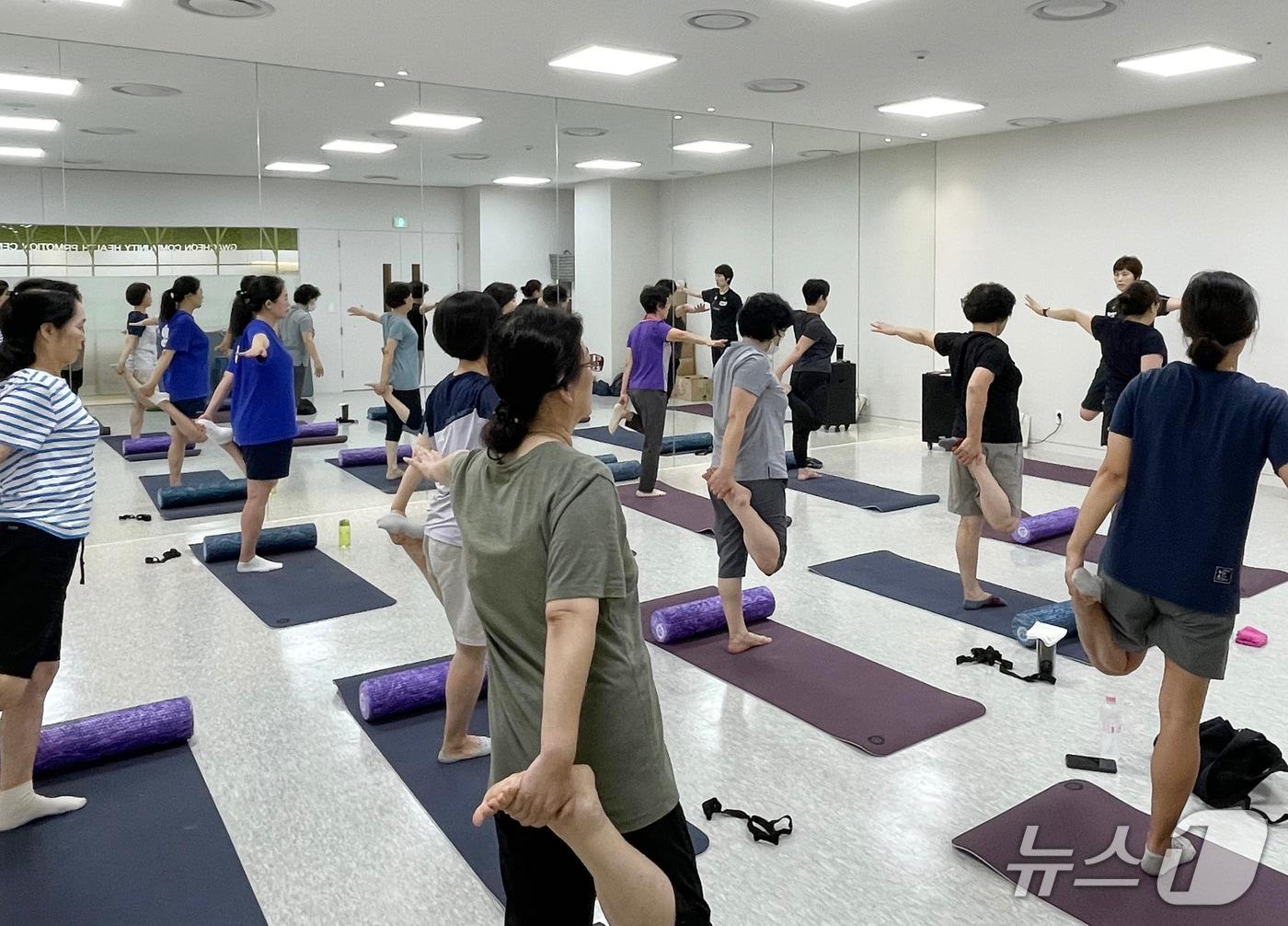 본문 이미지 - 건강생활지원센터에서 운영하고 있는 밴드 운동에 참여한 주민들 모습.(과천시 제공)