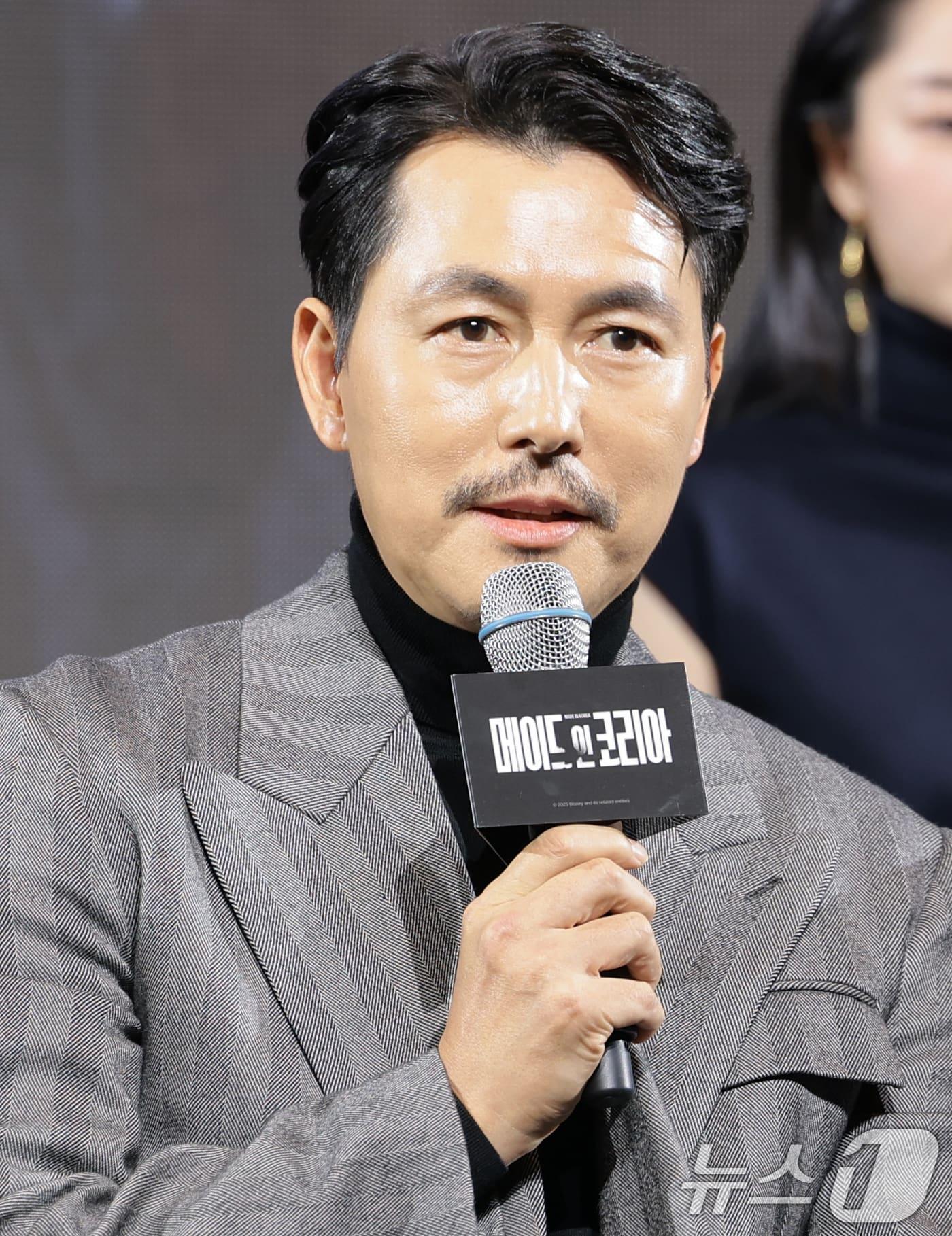 본문 이미지 - 배우 정우성이 15일 서울 강남구 그랜드 인터컨티넨탈 파르나스에서 진행된 디즈니+ 오리지널 시리즈 '메이드 인 코리아' 제작발표회에 참석해 가족관계 변화에 대한 질문에 답하고 있다. '메이드 인 코리아'는 1970년대 혼란과 도약이 공존했던 대한민국, 국가를 수익모델로 삼아 부와 권력의 정점에 오르려는 사내 백기태(현빈 분)와 그를 끝까지 추적하는 검사 장건영(정우성 분)이 시대를 관통하는 거대한 사건들과 직면하는 이야기를 그린 작품이다, 2025.12.15/뉴스1 ⓒ News1 권현진 기자