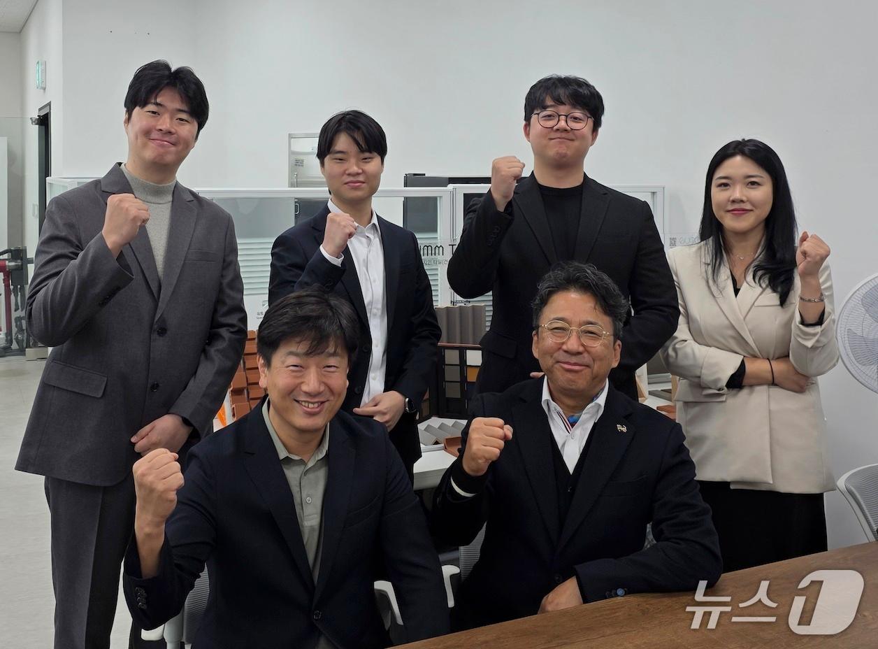 본문 이미지 - 하단 좌측부터 노영태 한양대 교수, 여용수 ㈜유토 대표. (한양대 제공)