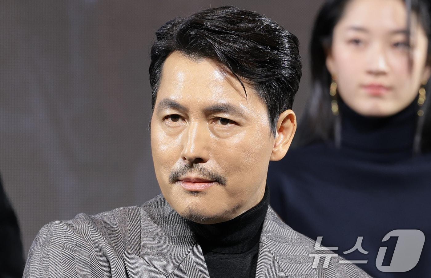 배우 정우성이 15일 서울 강남구 그랜드 인터컨티넨탈 파르나스에서 진행된 디즈니+ 오리지널 시리즈 '메이드 인 코리아' 제작발표회에 참석해 가족관계 변화에 대한 질문을 듣고 있다. '메이드 인 코리아'는 1970년대 혼란과 도약이 공존했던 대한민국, 국가를 수익모델로 삼아 부와 권력의 정점에 오르려는 사내 백기태(현빈 분)와 그를 끝까지 추적하는 검사 장건영(정우성 분)이 시대를 관통하는 거대한 사건들과 직면하는 이야기를 그린 작품이다, 2025.12.15/뉴스1 ⓒ News1 권현진 기자