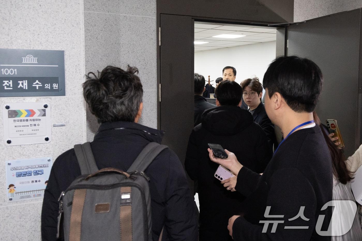 경찰이 세계평화통일가정연합(통일교)의 정치권 불법 지원 의혹에 대해 전방위적인 압수수색에 나선 15일 서울 여의도 국회 전재수 더불어민주당 의원실에 수사관들이 압수수색을 위해 들어서고 있다. 2025.12.15/뉴스1 ⓒ News1 이승배 기자