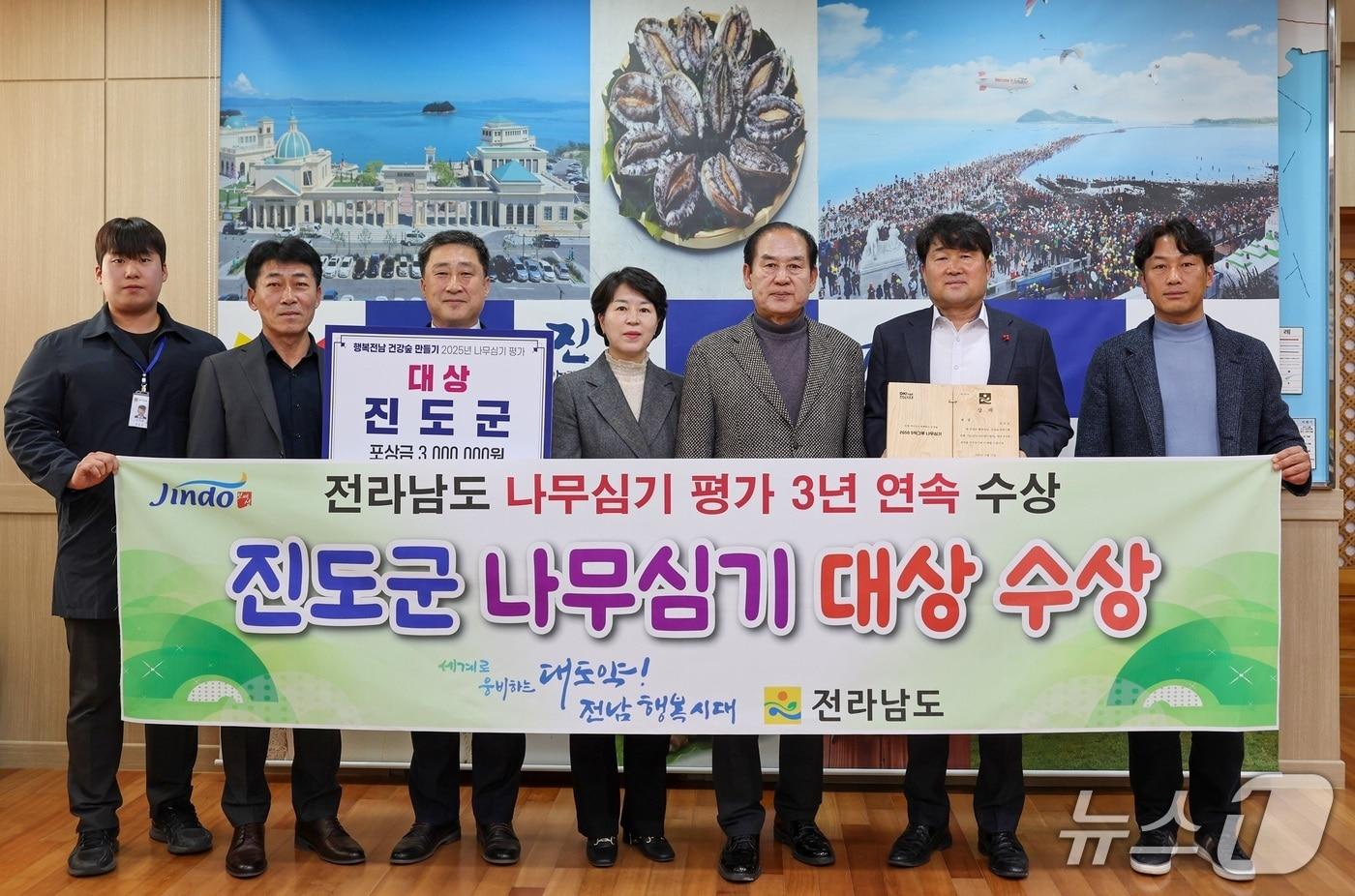 김희수 진도군수(오른쪽에서 세번쨔) 등 관계자들이 '전남도 나무심기 평가'에서 대상을 받은 뒤 기념사진을 찍고 있다.(진도군 제공, 재판매 및 DB 금지)/뉴스1 