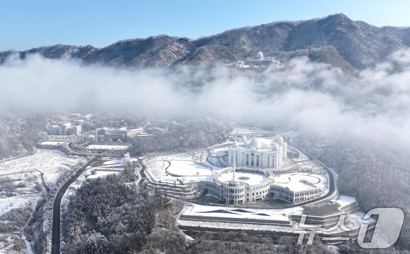 지난 15일 압수수색이 진행중인 경기도 가평 통일교 천원궁과 천정궁 젼경. 2025.12.15/뉴스1 ⓒ News1 구윤성 기자