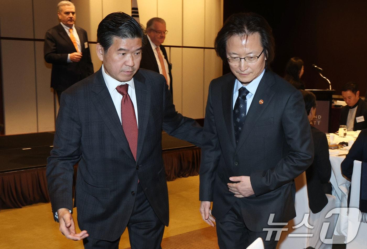 제임스 김 주한미국상공회의소(AMCHAM) 회장 겸 대표이사(왼쪽)와 주병기 공정거래위원장이 15일 오전 서울 용산구 그래드하얏트 서울에서 열린 주한미국상공회의소의 공정거래위원장 초청 정책간담회에 참석하고 있다. 2025.12.15/뉴스1 ⓒ News1 이광호 기자