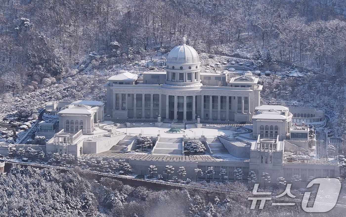 경찰이 세계평화통일가정연합(통일교)의 정치권 불법 지원 의혹에 대해 전방위적인 압수수색을 펼치며 강제수사에 나섰다. 경찰청 국가수사본부 특별전담수사팀은 지난 15일 오전 9시부터 경기 가평 통일교 '천정궁' 등 10개 장소에 대한 압수수색을 진행했다. 2025.12.15/뉴스1 ⓒ News1 구윤성 기자