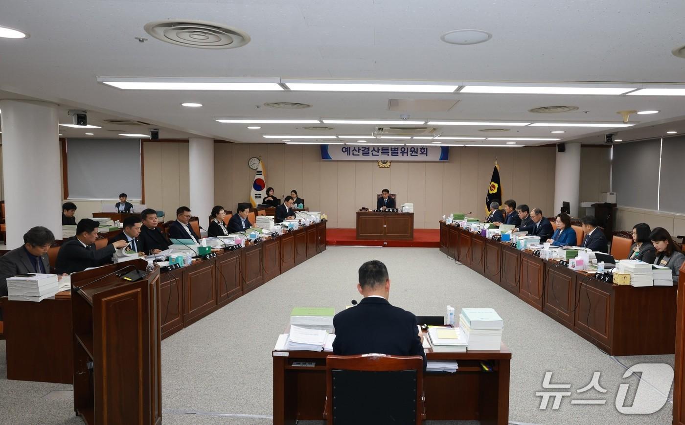 전남도의회 예결특위 위원들이 전남도와 도교육청의 2026년도 예산안에 대한 심사를 하고 있다.(전남도의회 제공, 재판매 및 DB 금지)/뉴스1