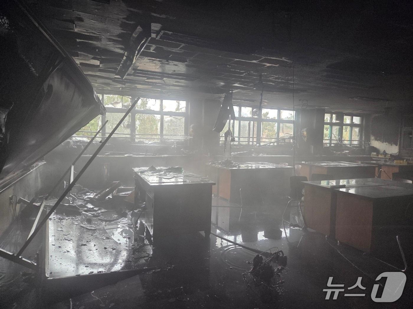 본문 이미지 - 경기 파주시 초등학교 화재 현장(파주소방서 제공. 재판매 및 DB 금지)/뉴스1