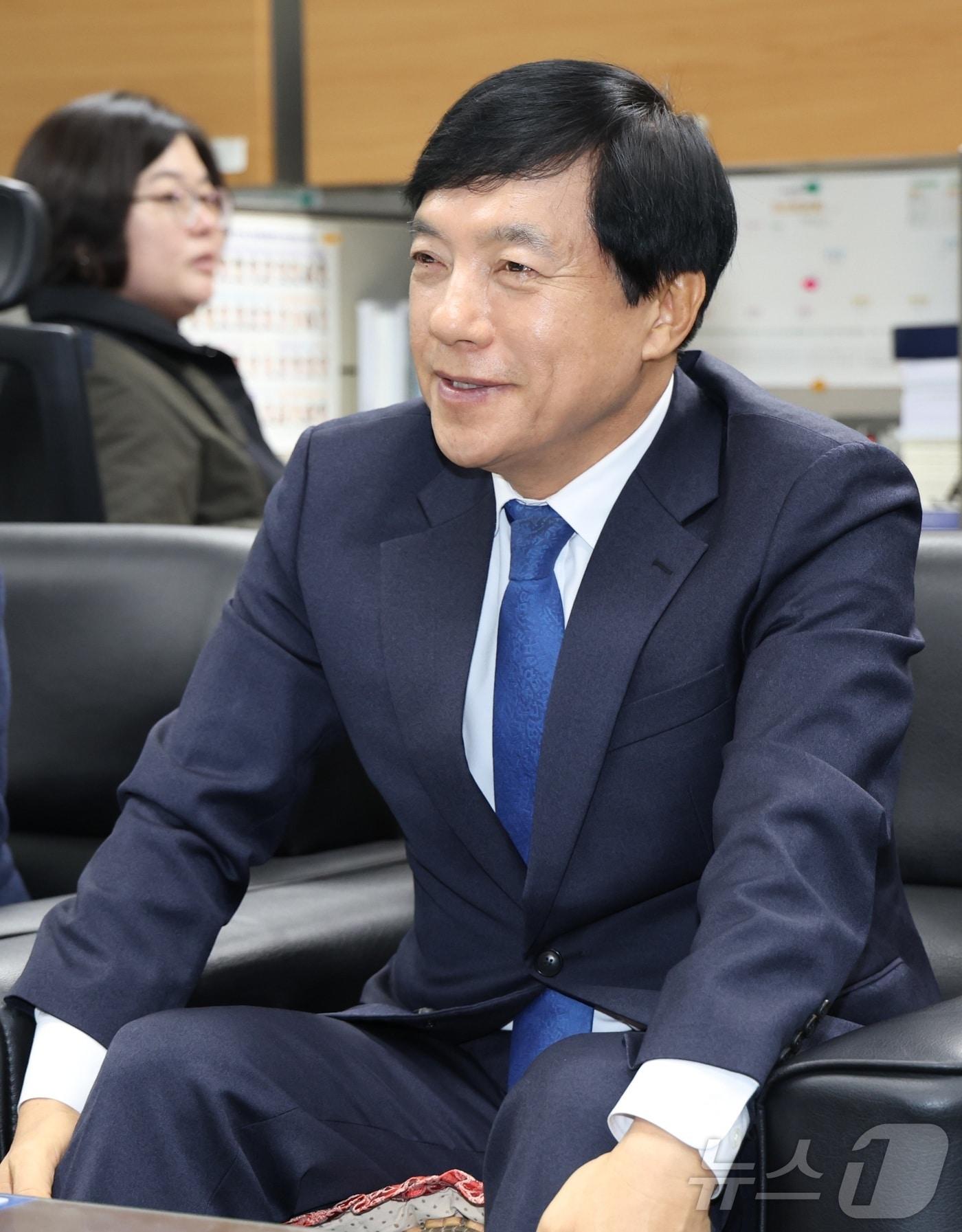 본문 이미지 - 더불어민주당 최고위원 보궐선거에 출마한 이성윤 국회의원(전북 전주을)이 15일 전북 전주시 전북특별자치도의회 기자실을 찾아 간담회를 열고 질의에 답변을 하고 있다. 2025.12.15/뉴스1 ⓒ News1 유경석 기자