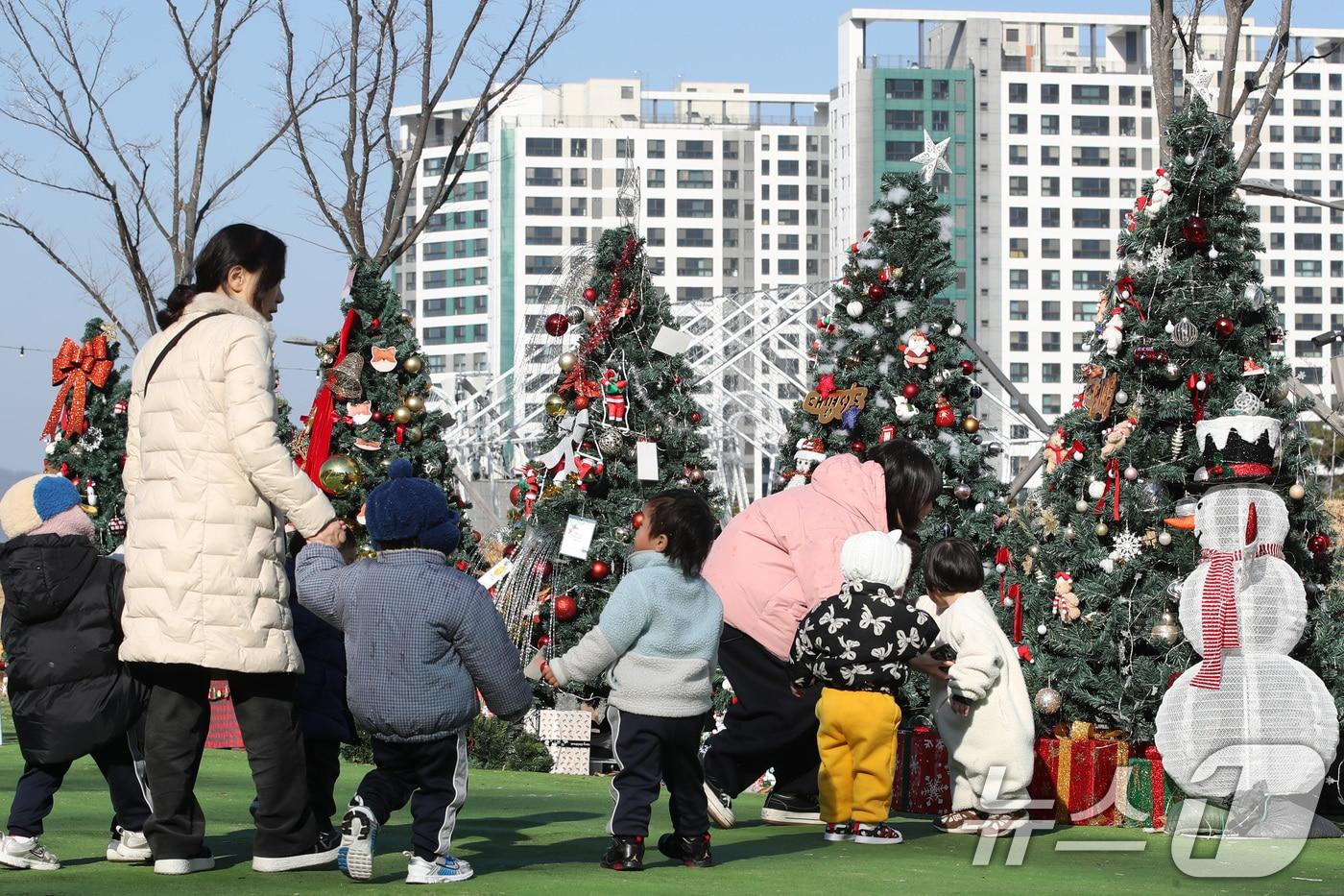 대구 남구 앞산빨래터공원을 찾은 어린이들이 지역 13개 동 주민이 꾸민 크리스마스트리를 감상하고 있다.  ⓒ News1 공정식 기자