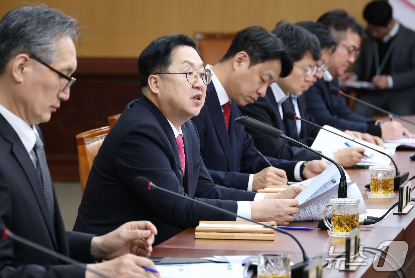 이장우 대전시장이 15일 주간 업무회의를 주재하고 있다. (시 제공) / 뉴스1