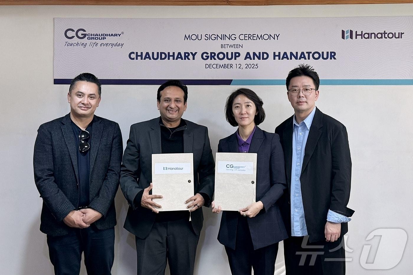 지난 12일 네팔 현지에서 진행한 협약식에서 너바다 차우다리 차우다리 그룹 부회장&#40;왼쪽에서 두번째&#41;와 송미선 하나투어 대표이사가 기념촬영을 하고 있다.&#40;하나투어 제공&#41;
