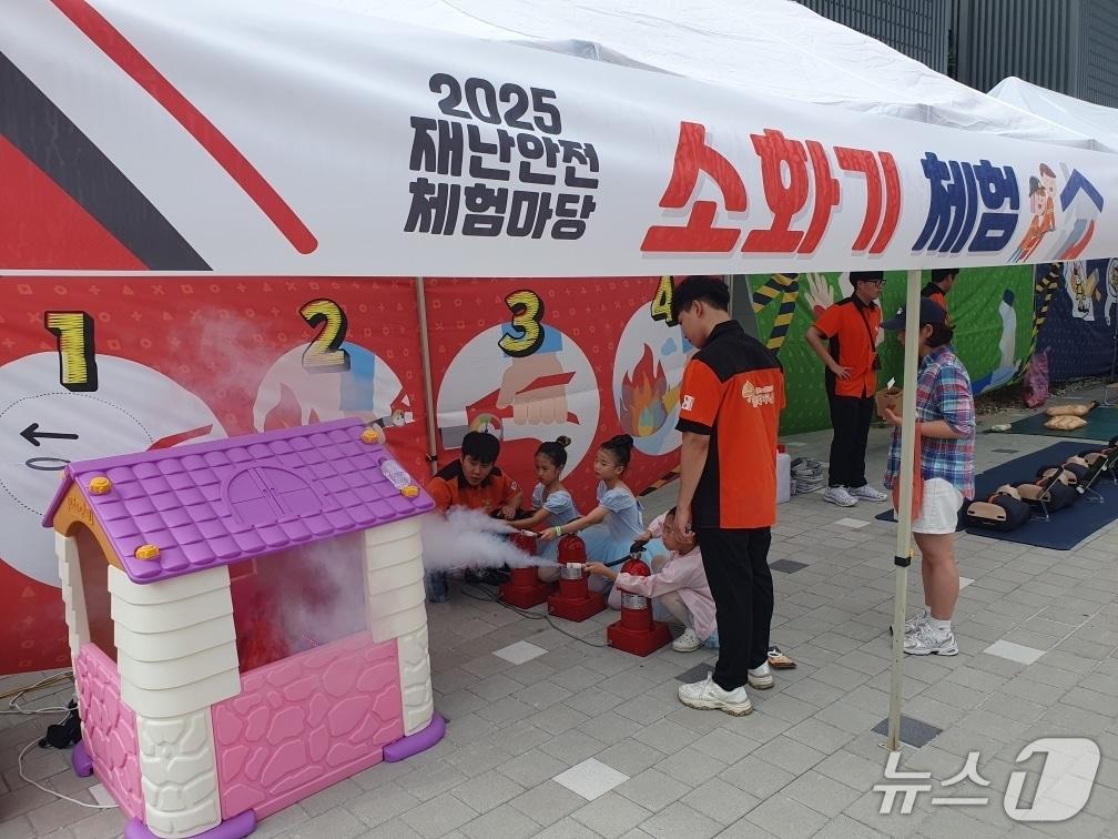 본문 이미지 - 2025 재난안전 체험마당 소화기 체험.(충주시 제공. 재판매 및 DB금지)/뉴스1 