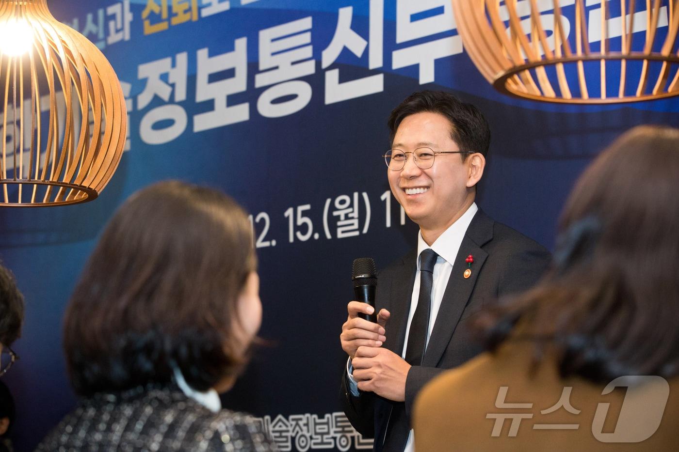 배경훈 부총리 겸 과학기술정보통신부 장관이 15일 오전 세종시 정부세종청사 인근 식당에서 열린 과학기술정보통신부 기자간담회에서 미소를 짓고 있다. (과학기술정보통신부 제공. 재판매 및 DB 금지) 2025.12.15/뉴스1