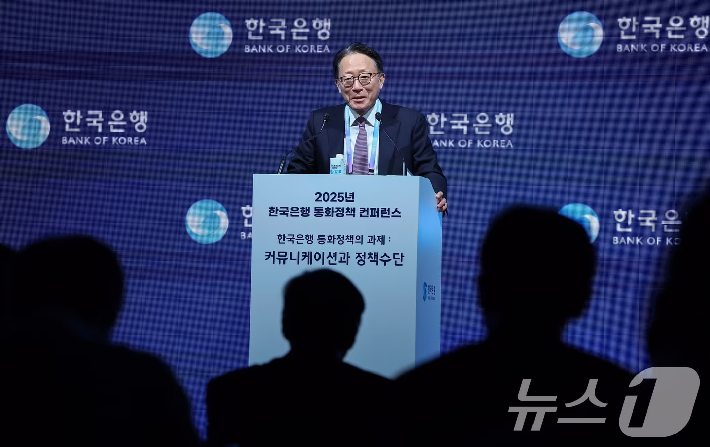 신성환 한국은행 금융통화위원회 위원이 15일 서울 중구 한국은행에서 열린 &#39;2025년 한국은행 통화정책 컨퍼런스&#39;에서 기조연설을 하고 있다. 2025.12.15/뉴스1 ⓒ News1 김도우 기자
