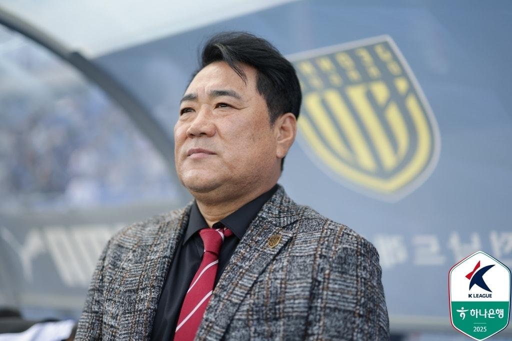 본문 이미지 - 전남 드래곤즈를 떠나는 김현석 감독. (한국프로축구연맹 제공)