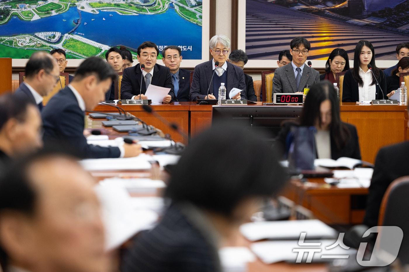 정구성 한국PM산업협회 고문변호사(왼쪽)가 15일 서울 여의도 국회에서 열린 제430회 국회(임시회) 국토교통위원회 제1차 교통법안심사소위원회에서 개인형 이동수단의 안전 및 이용 활성화에 관한 법률안 공청회에 참석해 진술하고 있다. 왼쪽부터 정 변호사, 신희철 한국교통연구원 부원장, 송태진 충북대학교 도시공학과 부교수, 김서현 고려대학교 학생. 2025.12.15/뉴스1 ⓒ News1 유승관 기자