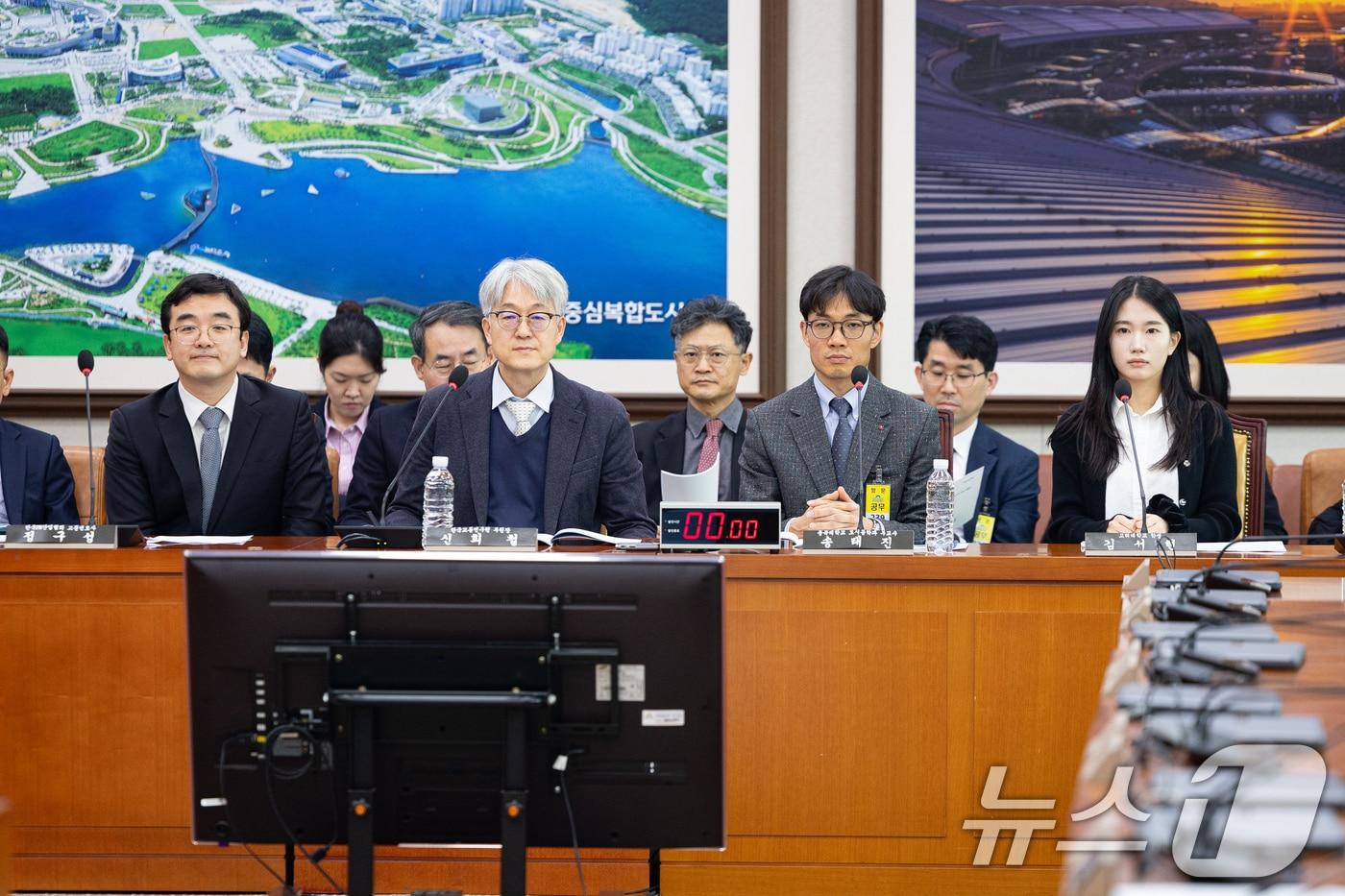 15일 서울 여의도 국회에서 열린 제430회 국회(임시회) 국토교통위원회 제1차 교통법안심사소위원회에서 개인형 이동수단의 안전 및 이용 활성화에 관한 법률안 공청회에 참석한 진술인들이 회의를 지켜보고 있다. 왼쪽부터 정구성 한국PM산업협회 고문변호사, 신희철 한국교통연구원 부원장, 송태진 충북대학교 도시공학과 부교수, 김서현 고려대학교 학생. 2025.12.15/뉴스1 ⓒ News1 유승관 기자