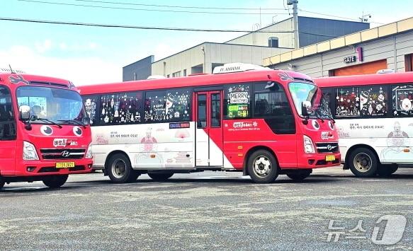 본문 이미지 - 산타버스로 변신한 전주시 마을버스 '바로온'.(전주시설공단 제공, 재판매 및 DB 금지)/뉴스1