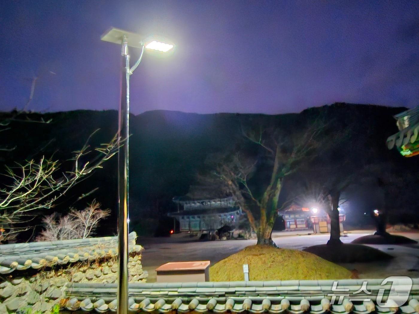 본문 이미지 - 보림사에 설치된 무전원 태양광 가로등.(보림사 제공. 재판매 및 DB금지) 2025.12.15/뉴스1