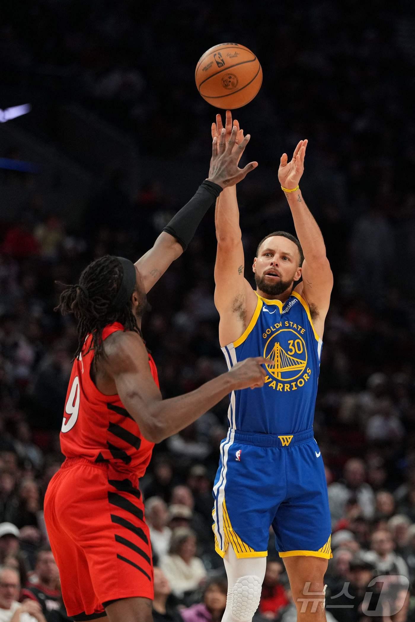 본문 이미지 - NBA 골든스테이트 커리(오른쪽)가 15일(한국시간) 포틀랜드와 경기에서 슛을 쏘고 있다. ⓒ AFP=뉴스1