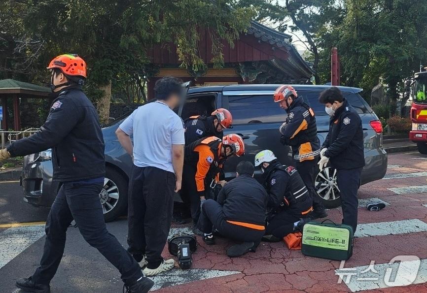 본문 이미지 - 15일 오후 제주시 이도1동에서 발생한 교통사고 현장.&#40;제주도소방안전본부 제공. 재판매 및 DB 금지&#41;