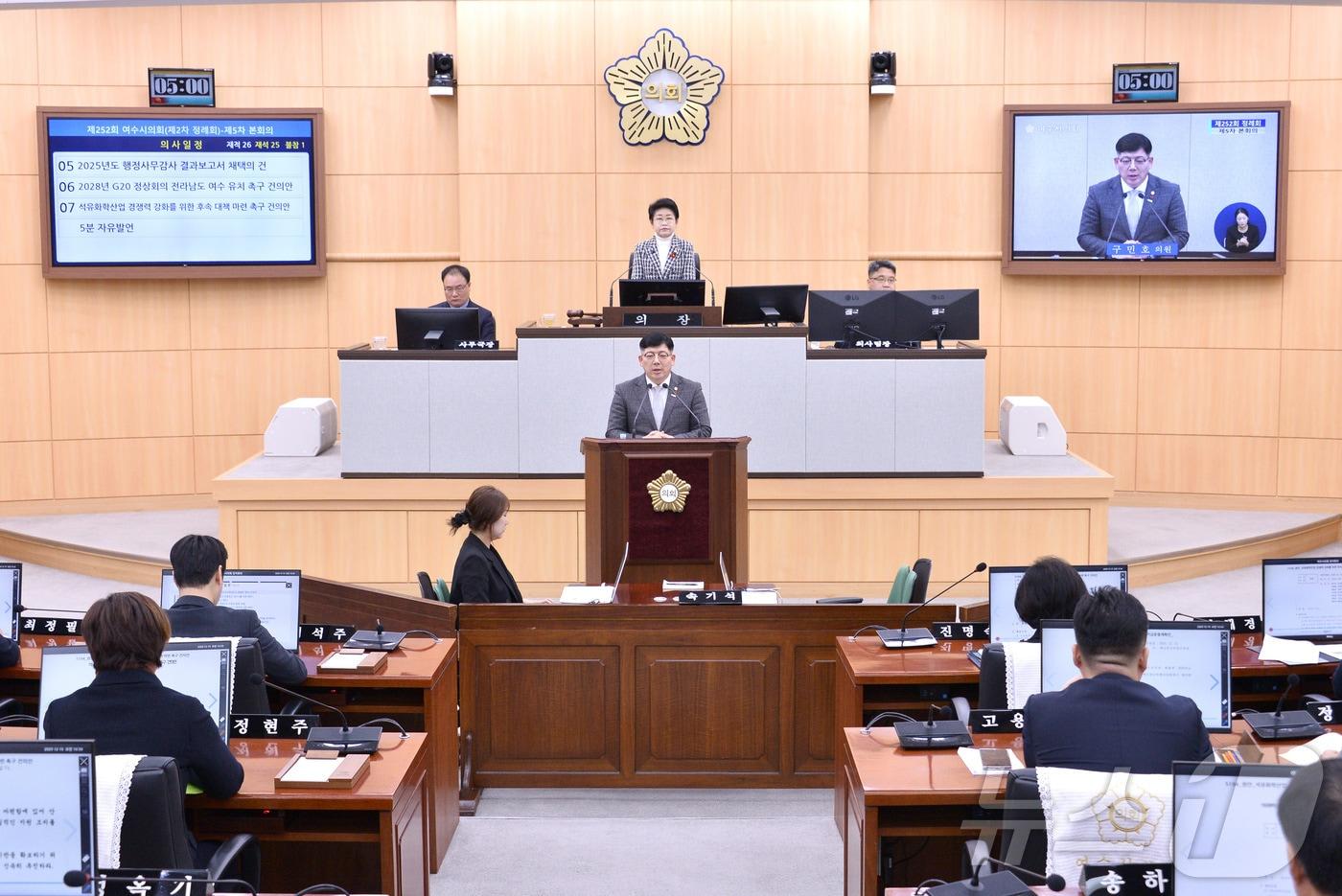 구민호 전남 여수시의원이 15일 '석유화학법 시행령'에 실질적인 지원책이 포함되야 한다는 내용의 건의문 제안설명을 진행하고 있다. (여수시의회 제공. 재판매 및 DB금지) ⓒ News1 김성준 기자