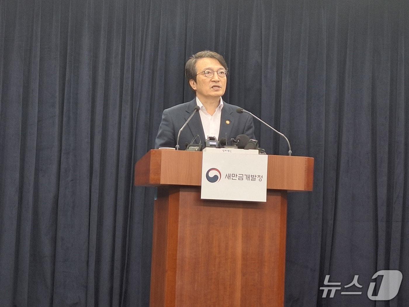 본문 이미지 - 15일 김의겸 새만금개발청장이 전북도청에서 기자회견을 갖고 있다./뉴스1 