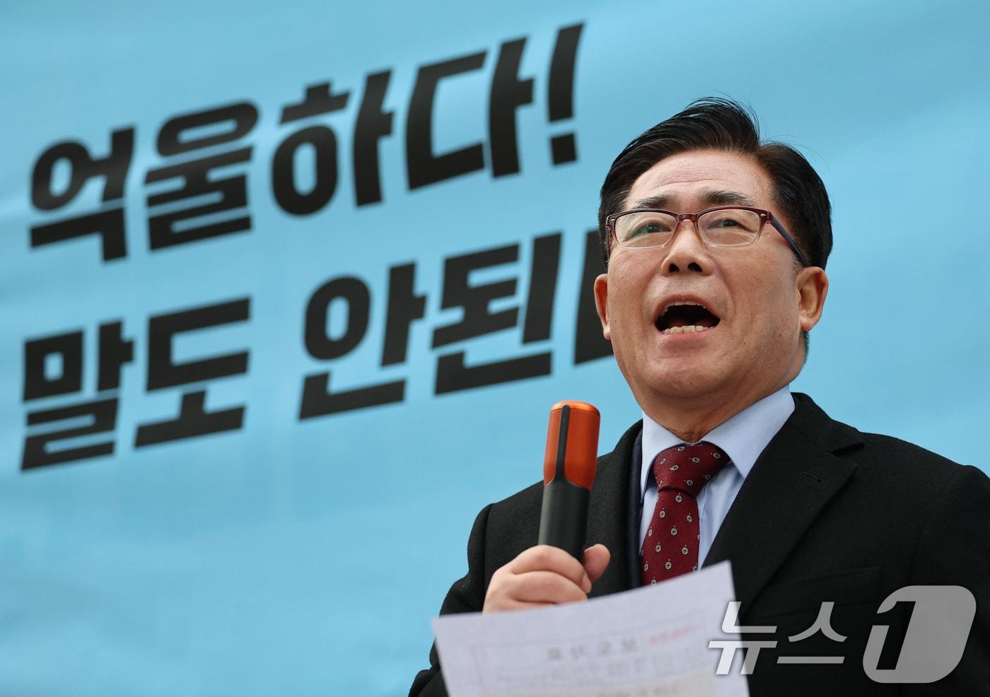 세계평화통일가정연합(통일교) 금품 수수 의혹을 받고 있는 김규환 전 미래통합당 의원이 지난 15일 서울 서대문구 경찰청 국가수사본부 앞에서 열린 기자회견에서 결백을 주장하고 있다. 2025.12.15/뉴스1 ⓒ News1 오대일 기자