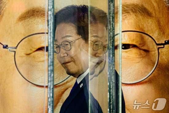 본문 이미지 - 미국 시사주간지 타임이 선정한 &#39;2025년 최고의 사진 100선&#39;에 이재명 대통령이 포함됐다. 2025.6.4 &#40;AFP 통신&#41;