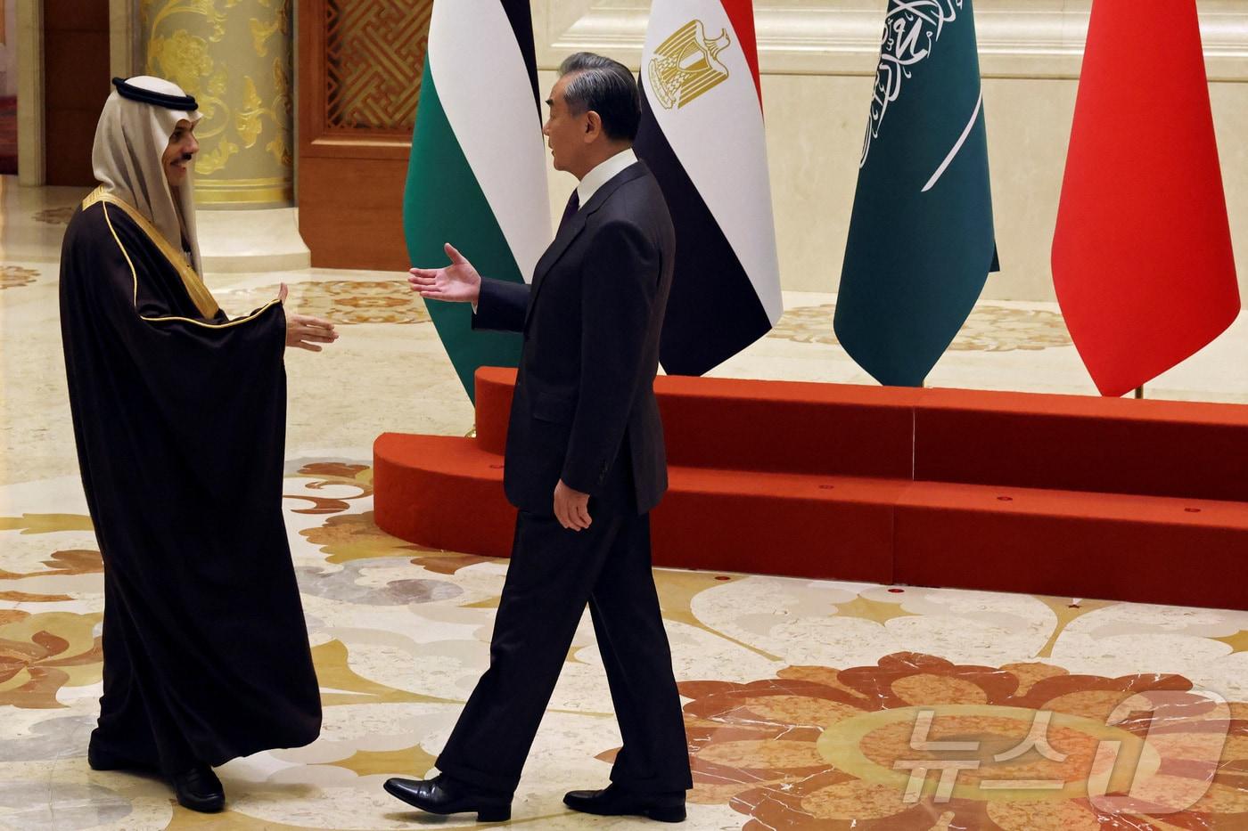 왕이 중국 외교부장(오른쪽)이 지난 2023년 11월 20일 베이징 댜오위타이 영빈관에서 파이살 빈 파르한 알사우드 사우디 외무장관과 만나 악수를 나누고 있다. 2023.11.20 ⓒ 로이터=뉴스1 ⓒ News1 강민경 기자