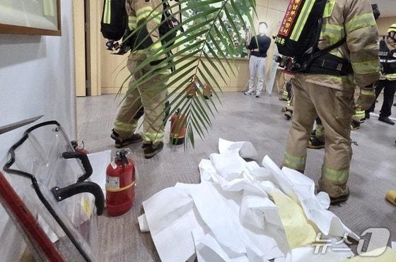 본문 이미지 - 고용노동부 6층 장관실 입구에 뿌려진 인화물질을 닦은 휴지가 쌓여 있는 모습. (세종소방본부 제공. 재판매 및 DB금지)/뉴스1